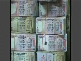 Rbi issue notice to banks to controle fraudulent practices by bank officials - Sakshi