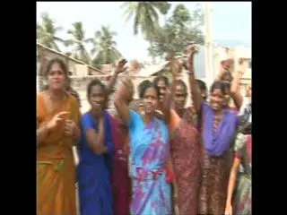 womens attack on belt shoaps - Sakshi