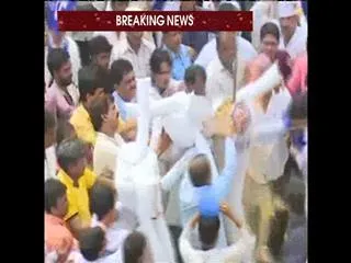 BSP workers protest against Dayashankar Singh in Lucknow - Sakshi