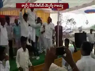 trs mla rajaiah dance in birthday party - Sakshi