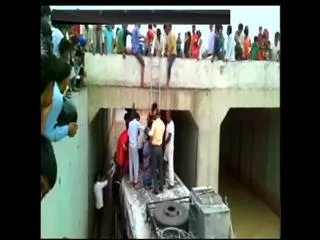 Bus passengers have narrow escape - Sakshi