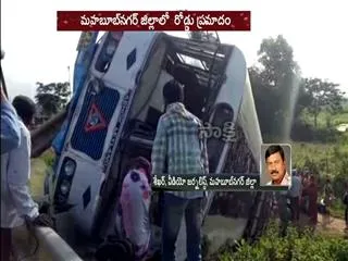 20 injured, Bus turns over NH-44 in Mahabubnagar district - Sakshi