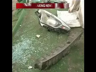 Car Crashes Into Night Shelter In Lucknow - Sakshi