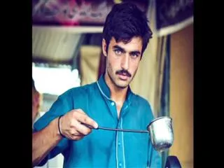 Pakistan Chaiwalla gets Modelling Contract - Sakshi