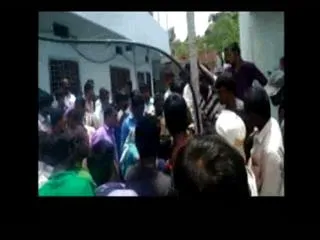 villegers attack on chain snatcher - Sakshi