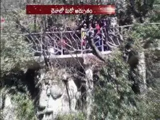 Not for the faint-hearted: Glass bridge opens in Hunan - Sakshi