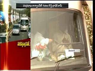 CM Naidu's convoy struck in traffic in Vijayawada - Sakshi