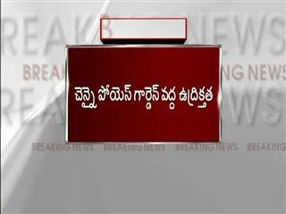 Protest against Sasikala at poes garden in chennai - Sakshi