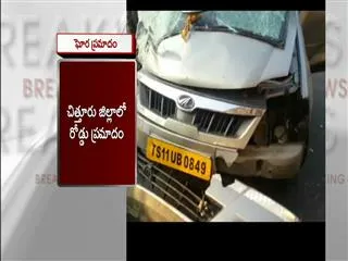 three dead in accident - Sakshi
