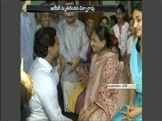ys jagan mohan reddy consoles chinnarao family in west godavari - Sakshi