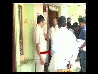 CM Siddharamaiah seen using personal assistant to wear shoes - Sakshi
