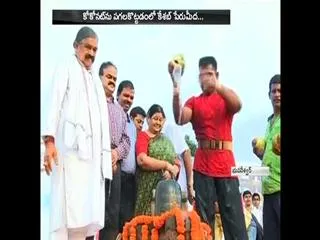 Oriya man smashes108 coconuts - Sakshi