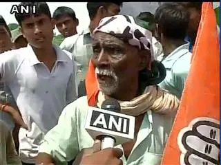 went to rahul meeting only to get free cots, say villagers - Sakshi