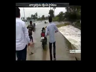 couple fell in flood water in nalgonda pochampally - Sakshi