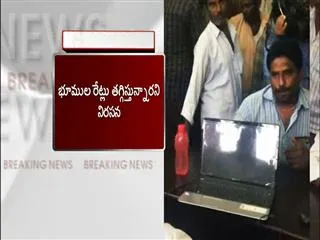 Penumaka || Farmers Protest In Front Of CRDA Offic - Sakshi