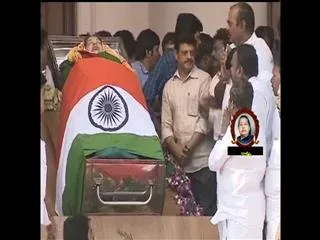 Jayalalithaa supporters pay final tributes in chennai - Sakshi