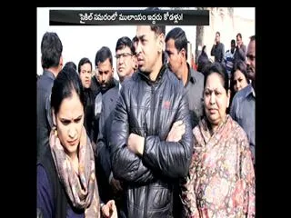 Mulayam Singh Daughter in Law's cold war in Samajwadi Party - Sakshi