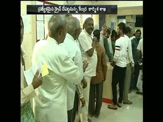 Govt to launch campaign to open workers' bank accounts today - Sakshi