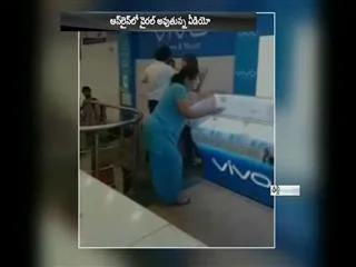 Women create ruckus inside mobile shop in Delhi - Sakshi