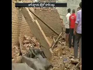 Three killed in house collapse in Delhi - Sakshi