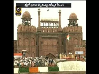 PM Narendra Modi hoists national flag on red fort - Sakshi