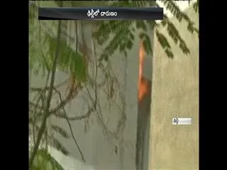 Man murders father, injures cops by setting off cylinder blast - Sakshi