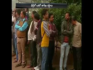 heavy Queue at ATM center in delhi - Sakshi