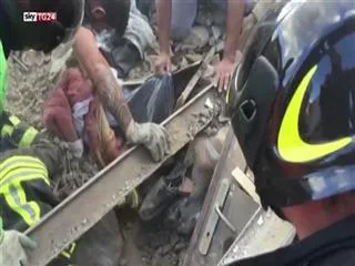 girl was pulled from the rubble after spending 17 hours - Sakshi
