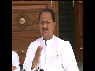 TRS MP D.srinivas condemns digvijay singh comments on telangana police - Sakshi