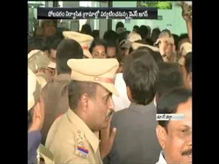 YS Jagan reaches to rajahmundry airport - Sakshi