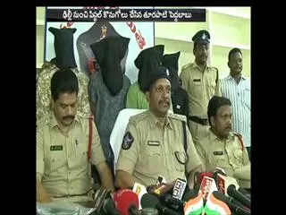 four arrest in turapati nagesvar case in eluru - Sakshi