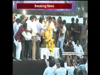 ys jaganmohan reddy reach Jai Andhrapradesh sabha in visakha - Sakshi