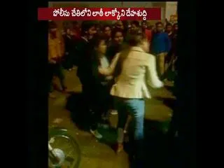 Teenage Girl Beats An Eve Teaser in Lucknow - Sakshi