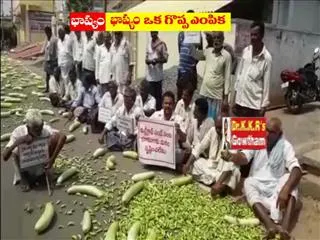 penumaka farmers protest at  crda office - Sakshi