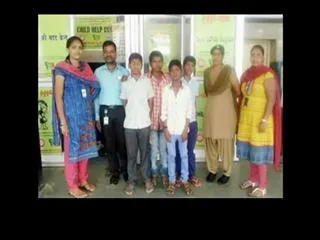 students flee from Home to see khairatabad ganesh - Sakshi