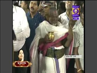 sasikala natarajan perform jayalalithaa Last rites - Sakshi