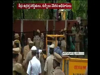 activists and fans attack APPOLLO hospital - Sakshi
