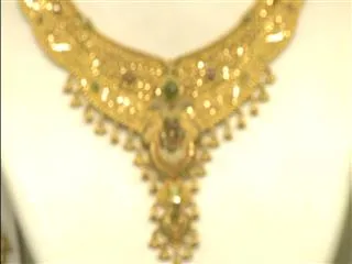 Spot gold falls following global decline - Sakshi