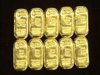 Gold slumps to 11-month low of Rs 27,550 per 10 gm on weak demand - Sakshi