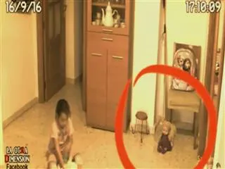 ghost frightens girl playing in home, video goes viral - Sakshi