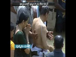 governor narasimhan takes holy dip in river krishna in vijayawada - Sakshi