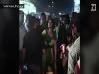 girl student beating a man who sexually harassed her and video goes viral - Sakshi