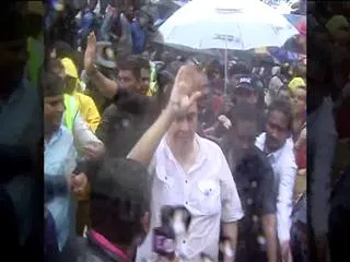 Rishi Kapoor and Randhir Kapoor slap journalists, fans during Ganesh visarjan - Sakshi