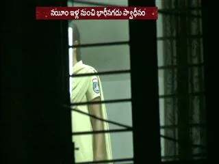 huge cash amount in gangster nayeem house - Sakshi