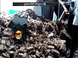 building collapse in old city due to heavy rains - Sakshi