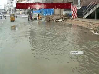 heavy rains lashes hyderabad - Sakshi