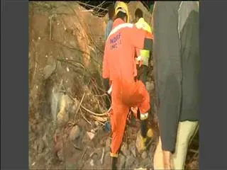 11 dead bodys cought after building collapses in Nanakramguda - Sakshi
