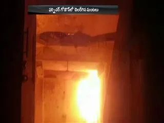 Huge fire accident in Hyderabad Asif Nagar furniture godown - Sakshi