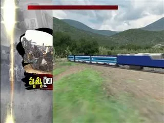 Minister Suresh Prabhu announces exgratia for deceased families in train accident - Sakshi