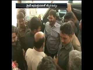 ys jagan mohan reddy narrowly escapes a road accident - Sakshi